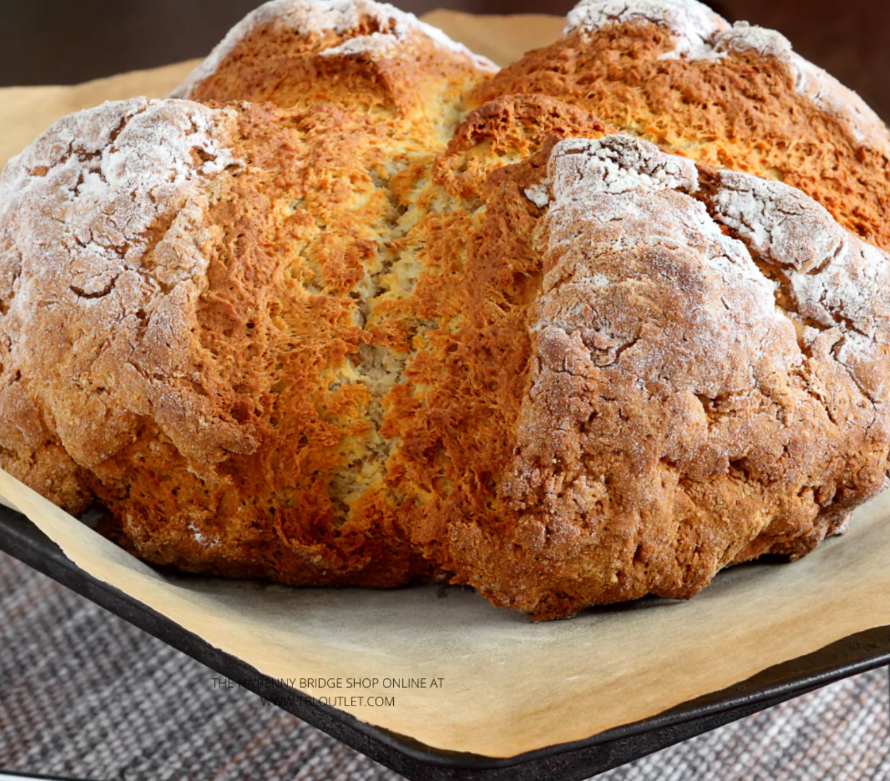 Pan de soda irlandés recién hecho junto al puente de medio centavo (pedido por adelantado)